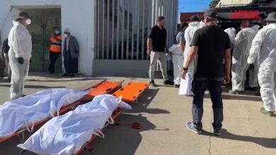 Ceuta, nell'exclave spagnola iniziate le sepolture dei migranti morti nella strage