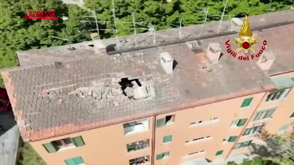 perugia esplosione in una palazzina provoca due feriti le immagini del tetto crollato da Lapresse.it perugia esplosione in una palazzina provoca due feriti le immagini del tetto crollato