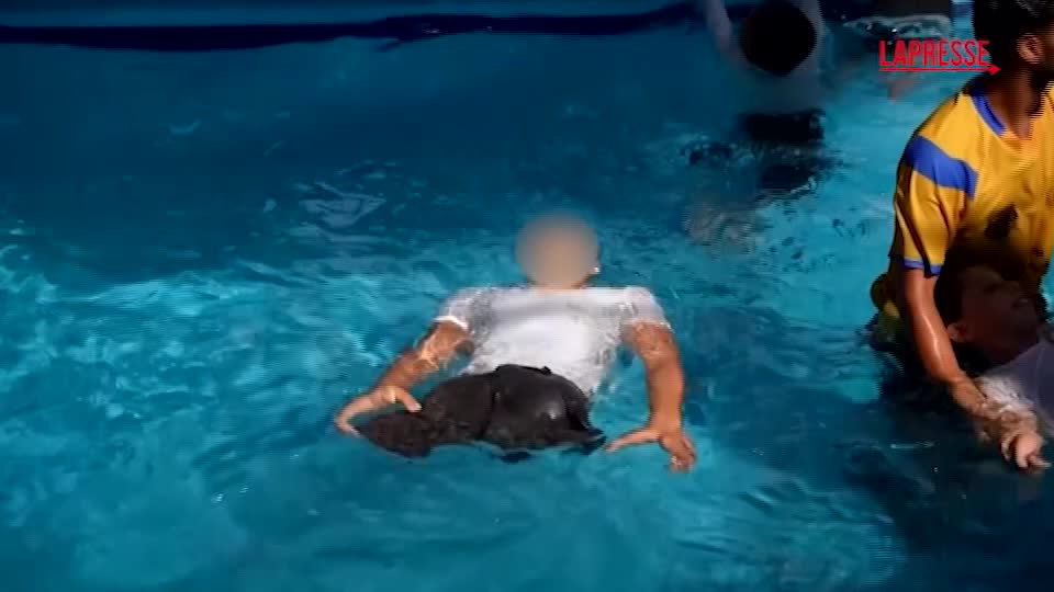 gaza bimbi senza arti imparano a nuotare l istruttore quando entrano in piscina il loro umore cambia da Lapresse.it gaza bimbi senza arti imparano a nuotare l istruttore quando entrano in piscina il loro umore cambia