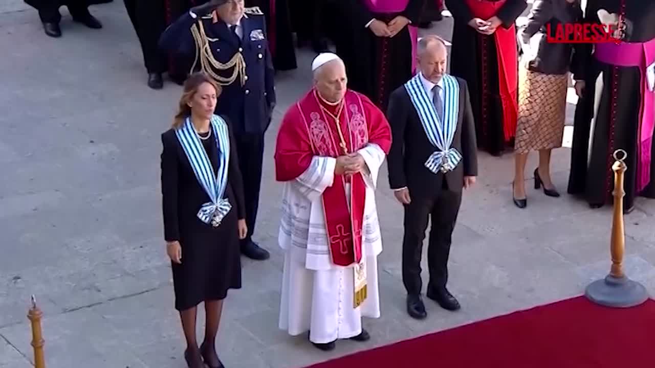 papa a san marino la visita al piccolo stato e le strette di mano ai fedeli da Lapresse.it papa a san marino la visita al piccolo stato e le strette di mano ai fedeli