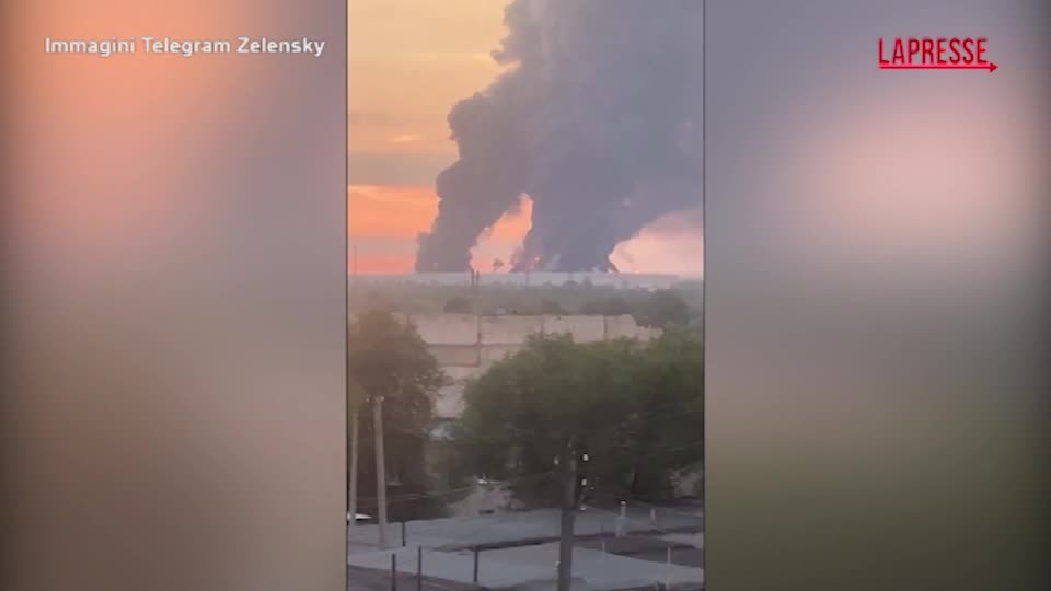ucraina attaccata raffineria russa a novokuybyshevsk enormi colonne di fumo sugli impianti da Lapresse.it ucraina attaccata raffineria russa a novokuybyshevsk enormi colonne di fumo sugli impianti