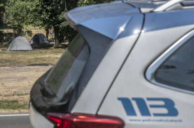 Roma, 14enne si salva da stupro col gesto ‘signal for help’: arrestato compagno della madre