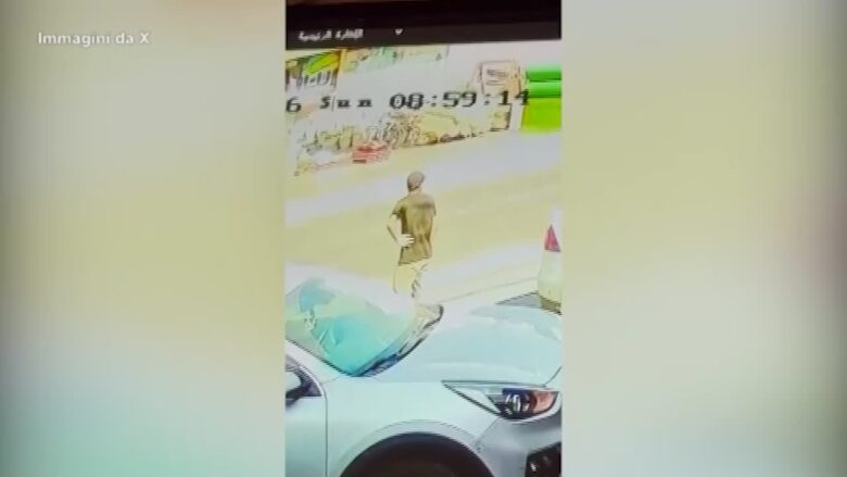 Cisgiordania, israeliano accoltellato da un uomo: le immagini dell'aggressione