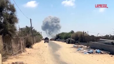 Gaza, raid israeliano nel centro della Striscia uccide un bambino di 4 anni: le immagini della nuvola di fumo