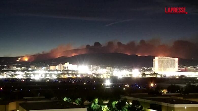 Usa, l'incendio minaccia la città di Reno in Nevada: le fiamme si stagliano sopra la città
