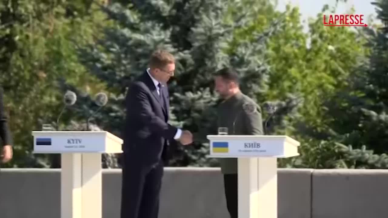 ucraina zelensky con leader paesi nordici a giornata della bandiera nazionale da Lapresse.it ucraina zelensky con leader paesi nordici a giornata della bandiera nazionale