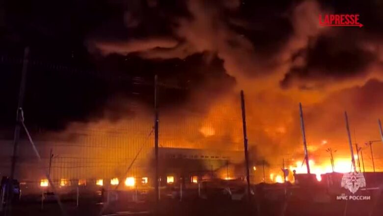 Russia, incendio a San Pietroburgo: a fuoco un magazzino