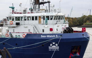 Migranti, Sea Watch fermata dal Viminale per 45 giorni. La ong: “Noi non collaboriamo con i criminali, il Governo italiano può dire lo stesso?”
