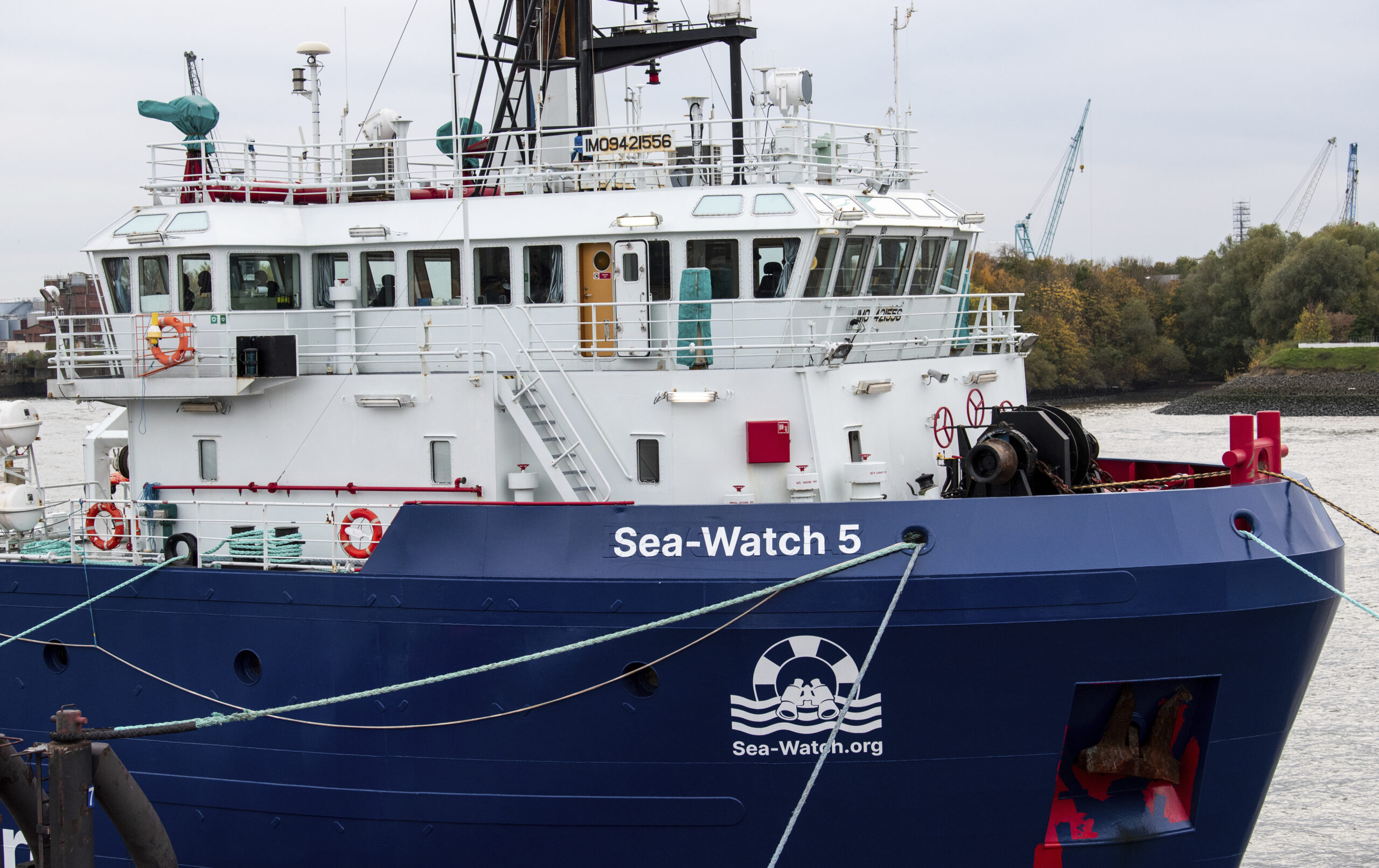 Migranti, Sea Watch fermata dal Viminale per 45 giorni. La ong: “Noi non collaboriamo con i criminali, il Governo italiano può dire lo stesso?” Migranti, Sea Watch fermata dal Viminale per 45 giorni. La ong: “Noi non collaboriamo con i criminali, il Governo italiano può dire lo stesso?”