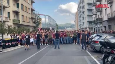 Milan-Torino, il corteo dei tifosi granata prima del match: cori e striscioni contro Cairo