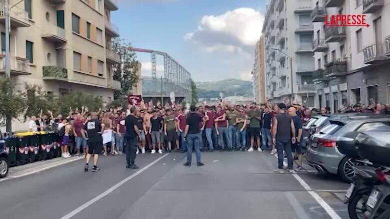 Milan-Torino, il corteo dei tifosi granata prima del match: cori e striscioni contro Cairo