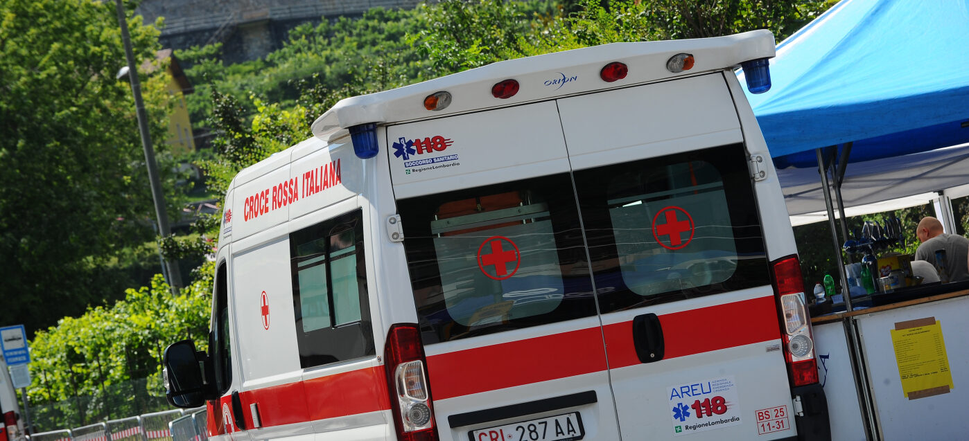 Udine, auto contro un albero: muore una bambina di 11 anni. Gravissima la sorellina Udine, auto contro un albero: muore una bambina di 11 anni. Gravissima la sorellina