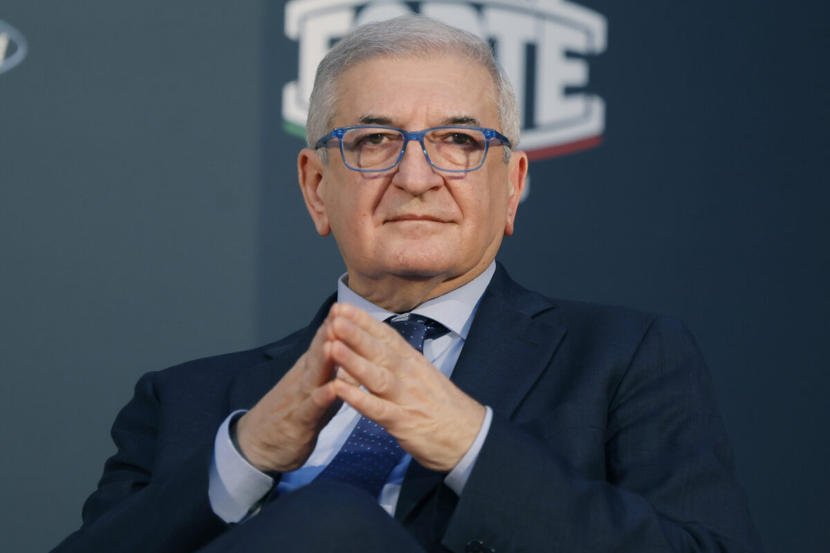 Migranti, Sea Watch fermata dal Viminale per 45 giorni. La ong: “Noi non collaboriamo con i criminali, il Governo italiano può dire lo stesso?” Migranti, Sea Watch fermata dal Viminale per 45 giorni. La ong: “Noi non collaboriamo con i criminali, il Governo italiano può dire lo stesso?”