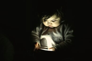 Schermi e bambini, le 2 età più vulnerabili e i rischi nel tempo
