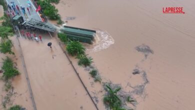 Alluvione in Cina, ponte galleggiante motorizzato per evacuare residenti nella contea di Ningming