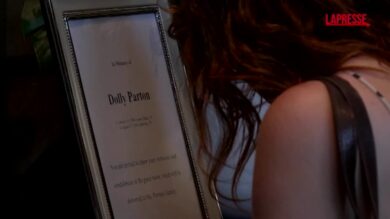 Morte Dolly Parton, i fan firmano il libro delle condoglianze a Nashville