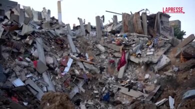 Gaza, residenti tra le macerie dopo l’ultimo raid di Israele