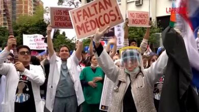 Paraguay, i medici scioperano per chiedere migliori condizioni di lavoro: il corteo nella Capitale