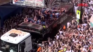 Spagna: a Buñol in migliaia si sfidano nella "Tomatina", la battaglia dei pomodori