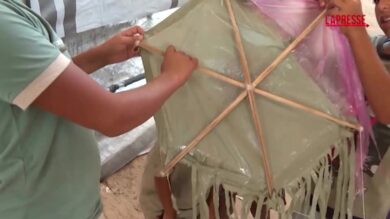 Gaza, genitori e bambini distruggono gli aquiloni per paura dei raid israeliani