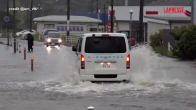 Giappone, frane e allagamenti dopo ondata di maltempo: auto quasi sommerse dalle acque