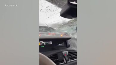Francia, tempesta vicino Besançon: la grandine sfonda il parabrezza dell’auto