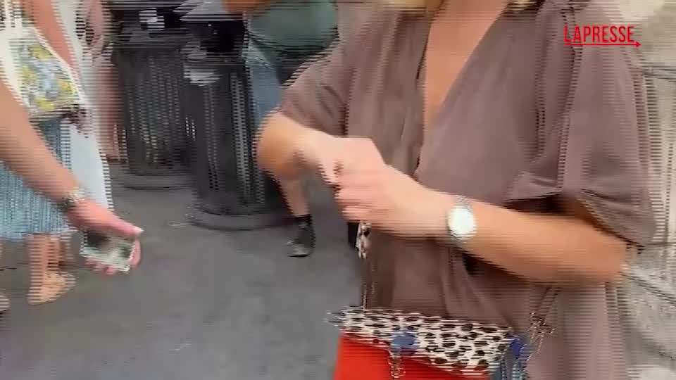 proposta di matrimonio alla fontana di trevi lei dice s236 tra gli applausi dei turisti da Lapresse.it proposta di matrimonio alla fontana di trevi lei dice s236 tra gli applausi dei turisti