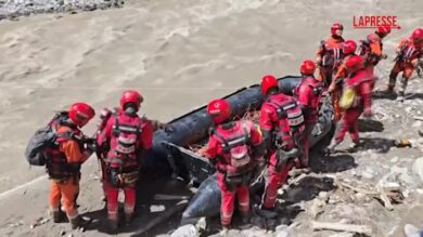 Nepal, soccorritori al lavoro in Tibet: le ricerche nei corsi d'acqua e nel fango