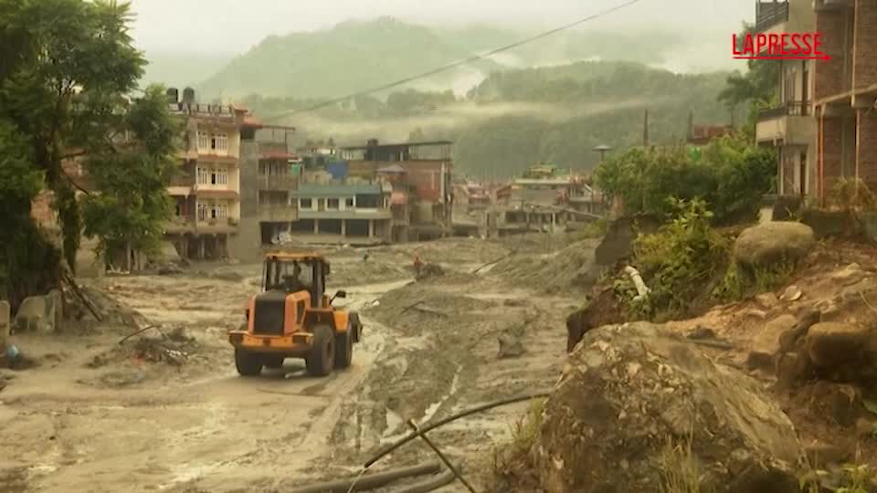 nepal nel distretto di nuwakot ruspe in azione per togliere fango e detriti da Lapresse.it nepal nel distretto di nuwakot ruspe in azione per togliere fango e detriti