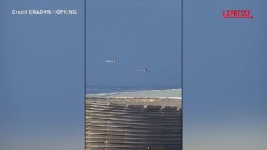 Sudafrica, due aerei di linea sfiorano lo stadio mentre esplodono i fuochi d'artificio