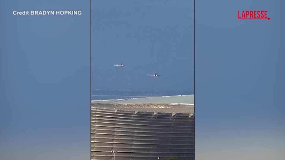 sudafrica due aerei di linea sfiorano lo stadio mentre esplodono i fuochi d artificio da Lapresse.it sudafrica due aerei di linea sfiorano lo stadio mentre esplodono i fuochi d artificio