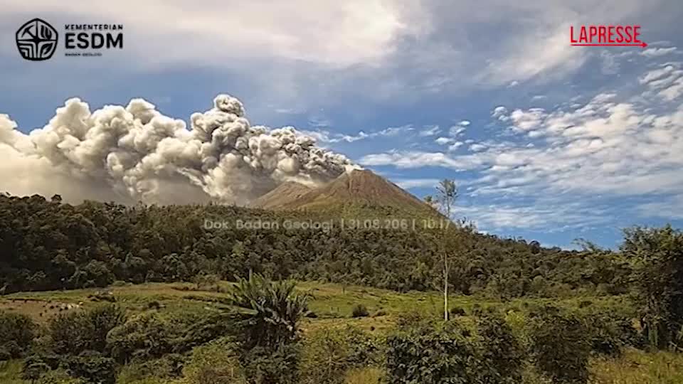 indonesia erutta il monte sinabung in cielo si alza un enorme colonna di cenere nera da Lapresse.it indonesia erutta il monte sinabung in cielo si alza un enorme colonna di cenere nera