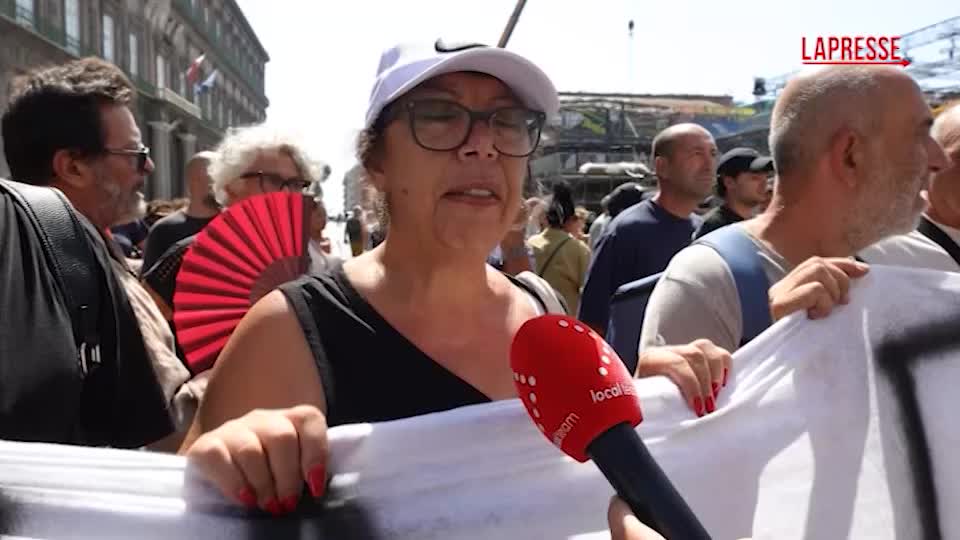 campi flegrei la rabbia degli sfollati davanti alla prefettura vogliamo le nostre case da Lapresse.it campi flegrei la rabbia degli sfollati davanti alla prefettura vogliamo le nostre case