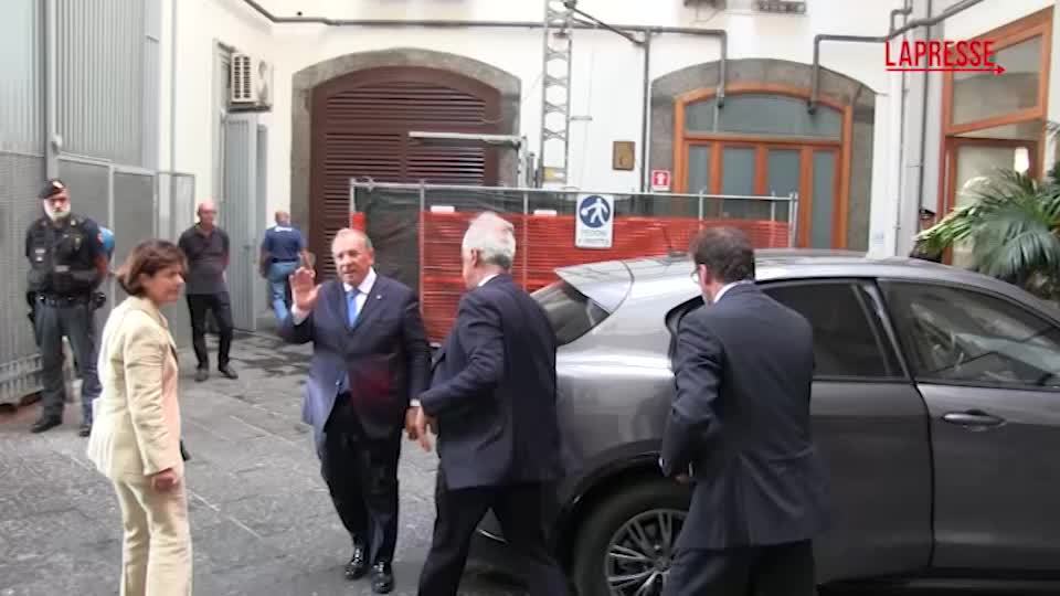 campi flegrei piantedosi in prefettura per la consegna degli emendamenti da Lapresse.it campi flegrei piantedosi in prefettura per la consegna degli emendamenti