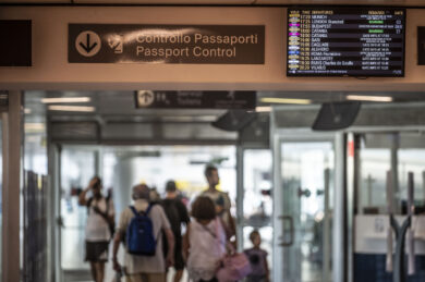 Migranti, Italia conferma il blocco di Schengen con la Spagna e Madrid risponde: scontri a Ceuta