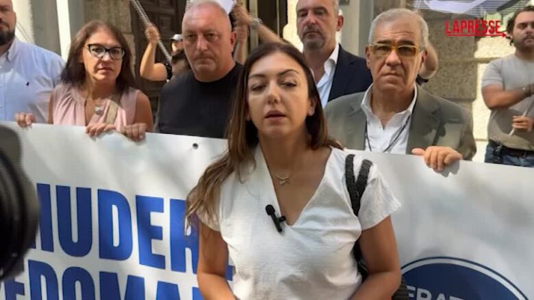 Torino, presidio di Fdi per chiedere l'arresto dell'uomo accusato di violenza su una 13enne
