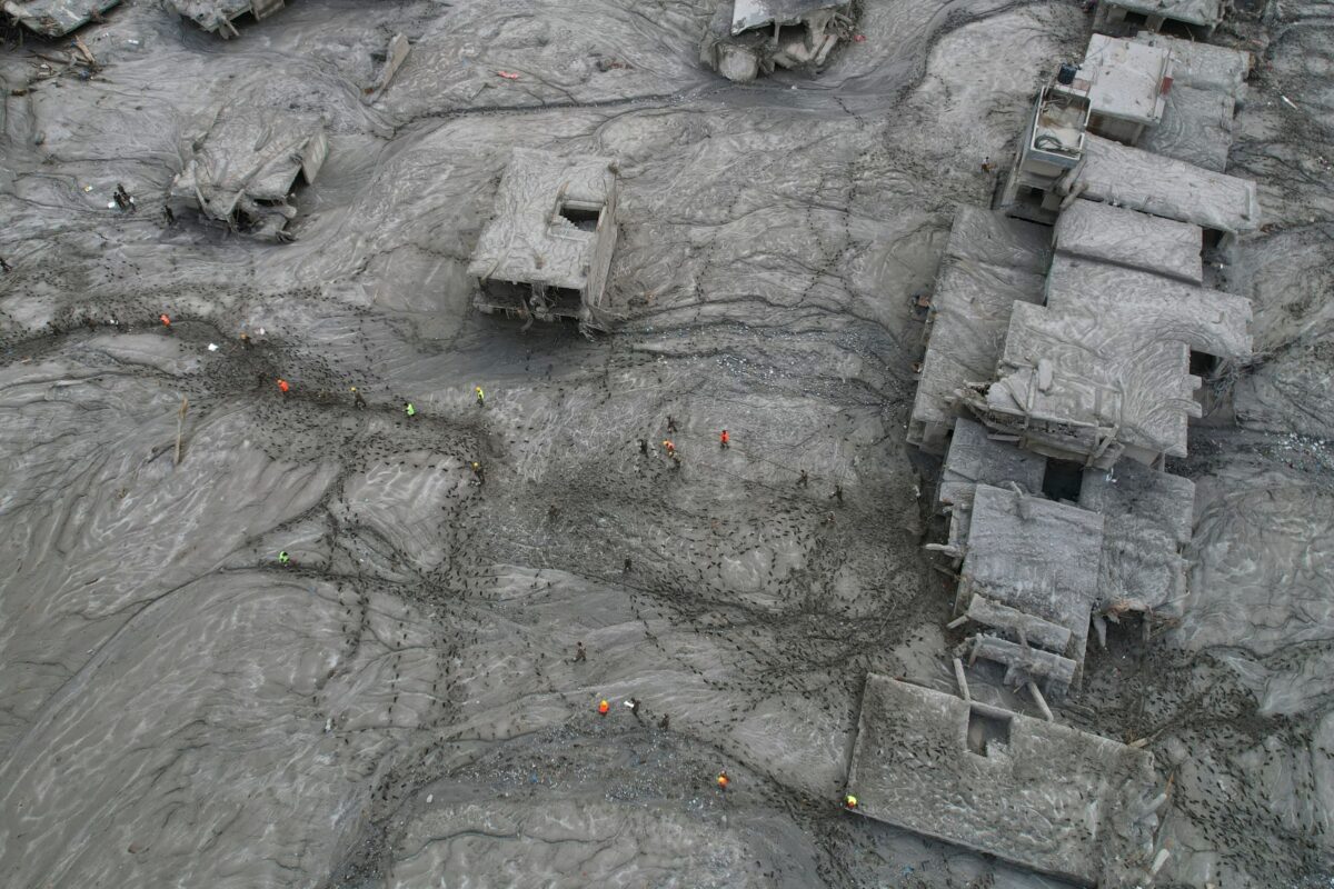 Galleria foto 'Nepal, le case ricoperte di fango dopo l’inondazione: le foto dall’alto' - foto 2