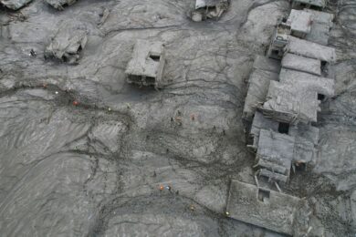 Una ripresa aerea mostra le case ricoperte di fango dopo l’inondazione in Nepal (Foto AP/Rajesh Kumar Singh)