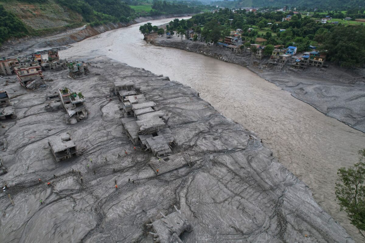 Galleria foto 'Nepal, le case ricoperte di fango dopo l’inondazione: le foto dall’alto' - foto 3
