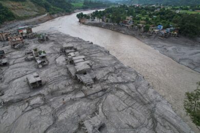 Una ripresa aerea mostra le case ricoperte di fango dopo l’inondazione in Nepal (Foto AP/Rajesh Kumar Singh)