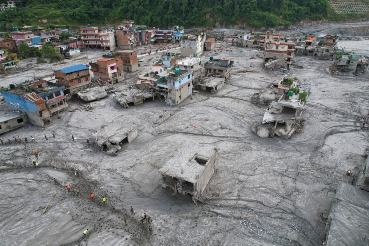 Galleria foto 'Nepal, le case ricoperte di fango dopo l’inondazione: le foto dall’alto' - foto 4