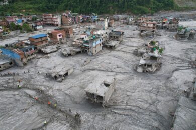 Una ripresa aerea mostra le case ricoperte di fango dopo l’inondazione in Nepal (Foto AP/Rajesh Kumar Singh)