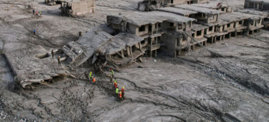 Una ripresa aerea mostra le case ricoperte di fango dopo l’inondazione in Nepal (Foto AP/Rajesh Kumar Singh)