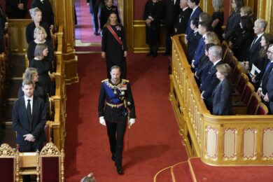Il re Haakon VIII presta giuramento presso il parlamento norvegese a Oslo (Foto Ole Berg-Rusten/Pool Photo via AP)