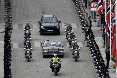 Il re Haakon VIII arriva al parlamento Norvegese per prestare giuramento a Oslo (Foto Ole Berg-Rusten/Pool Photo via AP)