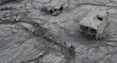 Una ripresa aerea mostra le case ricoperte di fango dopo l’inondazione in Nepal (Foto AP/Rajesh Kumar Singh)
