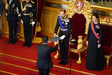 l re Haakon VIII presta giuramento presso il parlamento norvegese a Oslo accompagnato dalla principessa Ingrid Alexandra( Foto Ole Berg-Rusten/Pool Photo via AP)