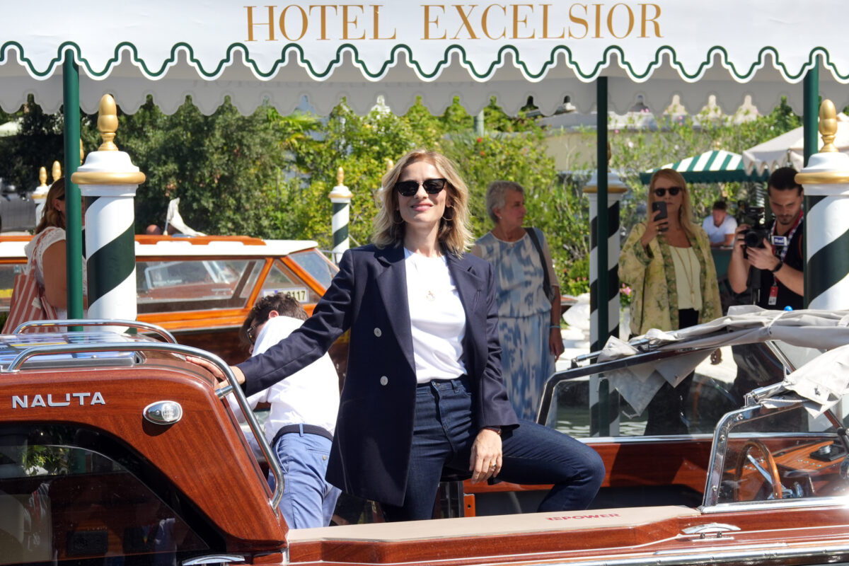 Galleria foto 'Mostra Cinema Venezia 2026, Greta Scarano arriva al Lido con Alberto Scarano: le foto' - foto 3