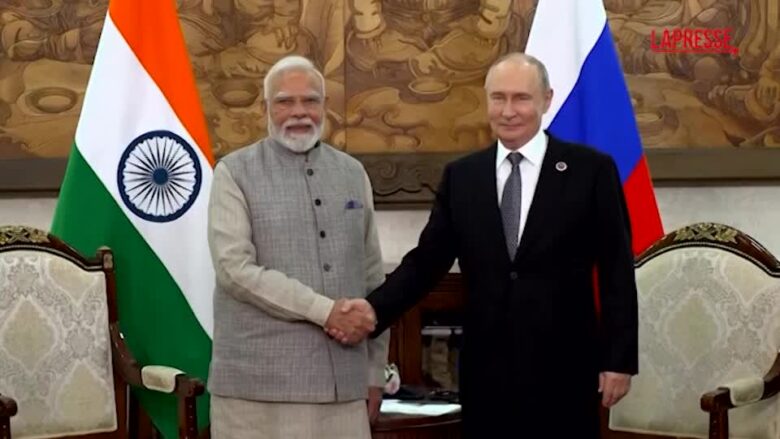 Ucraina, Modi a Putin: "Dobbiamo impegnarci per porre fine alla guerra"