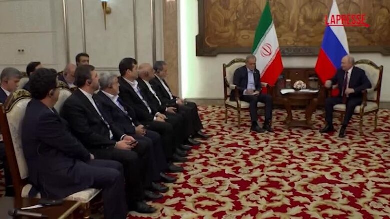 Iran, Pezeshkian incontra Putin: “Impegnati a rispettare il protocollo d’intesa con Usa”